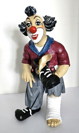 35611-1.B   Clown mit Gipsbein   1995