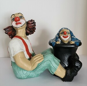 35293-1   Clown, sitzend, Zylinder zwischen den Beinen   1990 